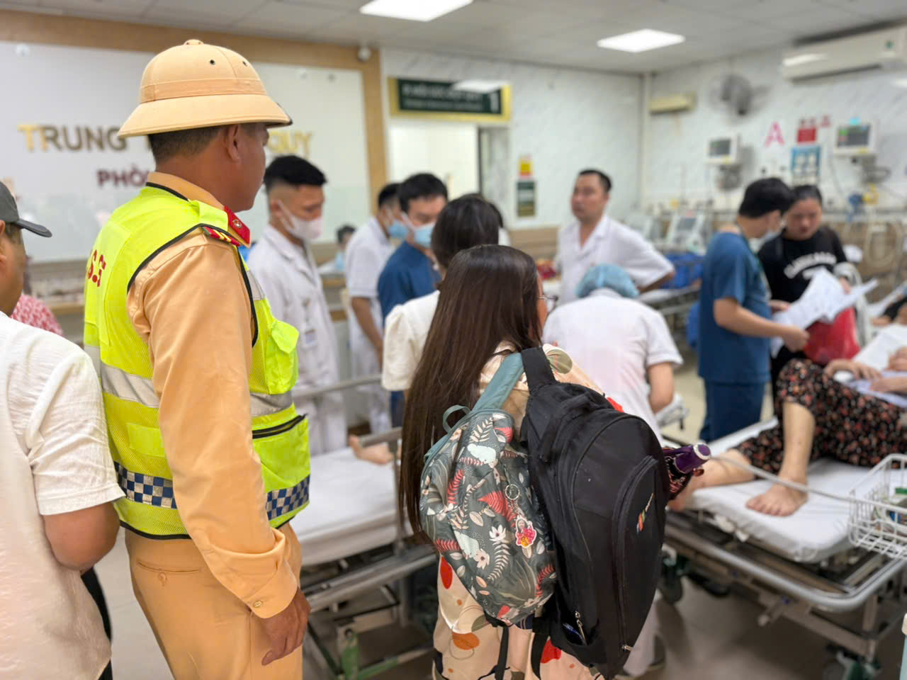 Video tổ công tác CSGT bế cháu bé trên xe khách lên cơ co giật đi cấp cứu - Ảnh 1.