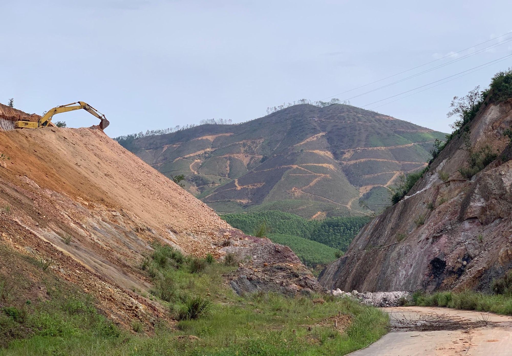 Quảng Ninh: Cần đẩy nhanh tiến độ thi công tuyến đường Khe Giang tại TP Uông Bí- Ảnh 1.