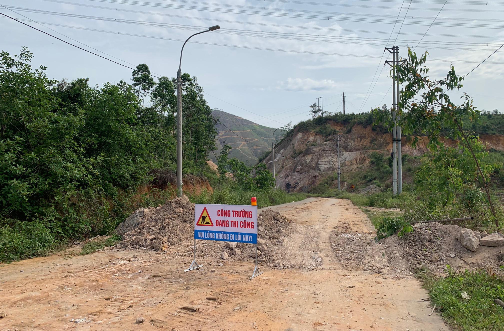 Quảng Ninh: Cần đẩy nhanh tiến độ thi công tuyến đường Khe Giang tại TP Uông Bí- Ảnh 4.