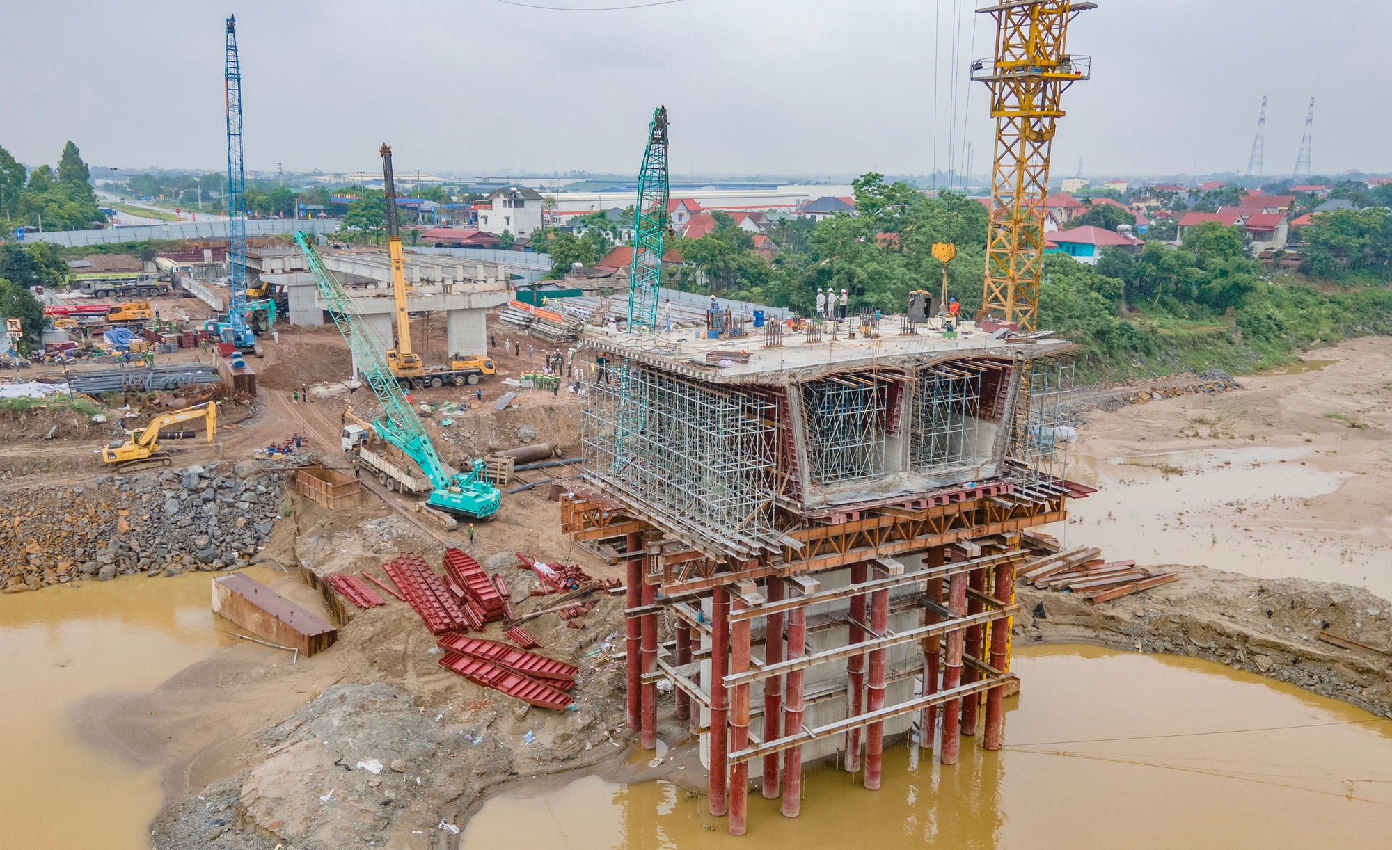 Khẩn trương đẩy nhanh tiến độ thi công cầu Phong Châu mới - Ảnh 1.