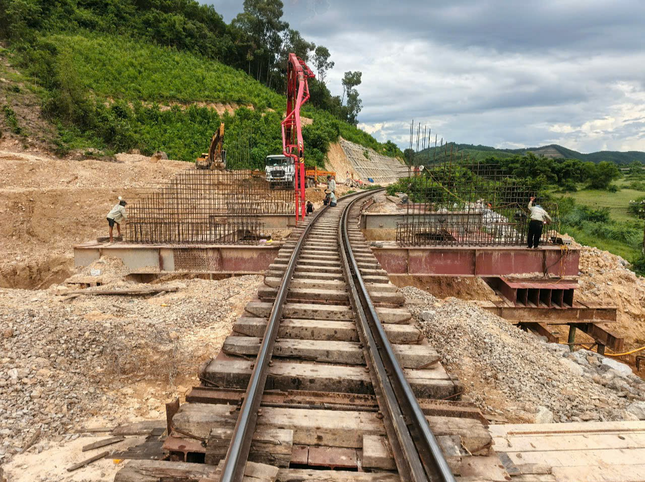 Cần sớm khắc phục các điểm xung yếu khu gian Thanh Luyện – Chu Lễ trên tuyến đường sắt Hà Nội – TP. HCM - Ảnh 1.