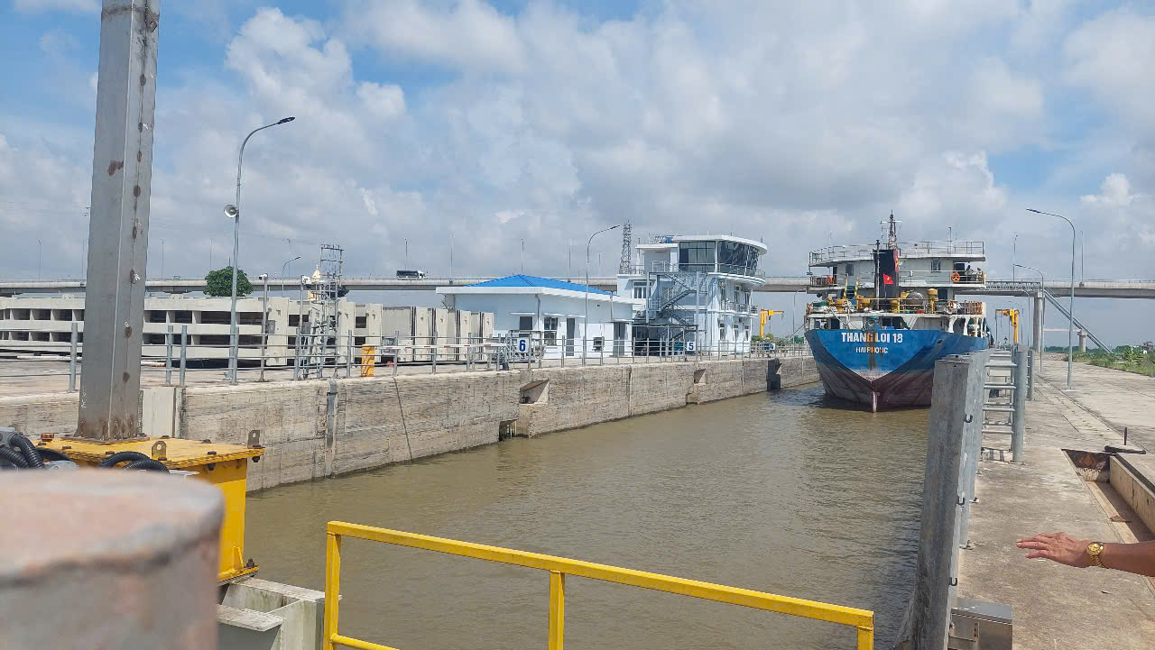 Đóng âu tàu, cấm phương tiện thủy lưu thông qua kênh nối sông Đáy và Ninh Cơ 16 ngày- Ảnh 1.