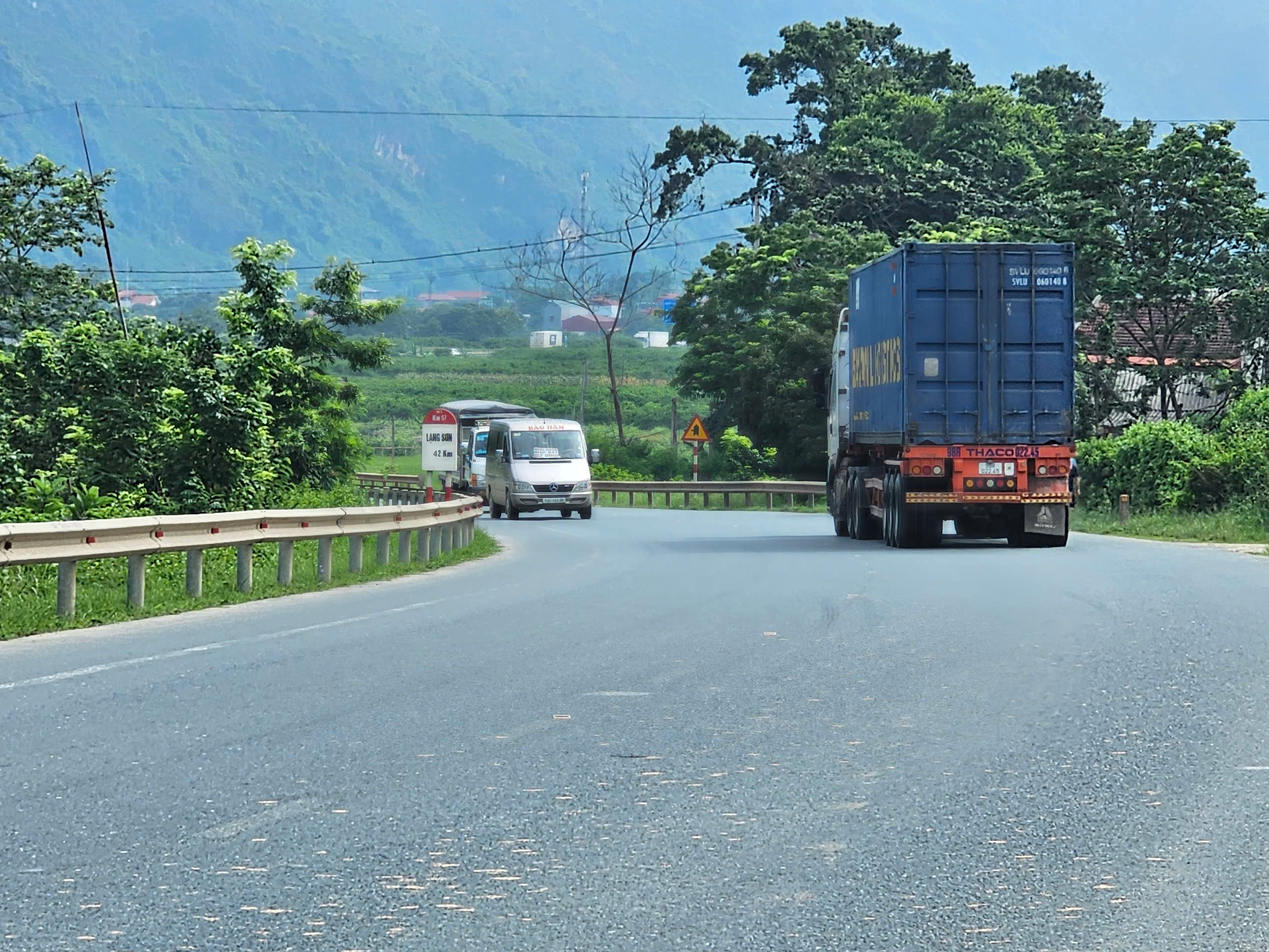 Lạng Sơn: Hơn 50 vị trí tiềm ẩn TNGT, bất cập tổ chức giao thông trên các quốc lộ- Ảnh 1. Lạng Sơn: Hơn 50 vị trí tiềm ẩn TNGT, bất cập tổ chức giao thông trên các quốc lộ- Ảnh 1.