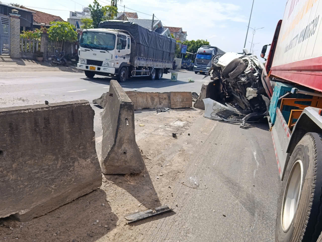 Hiện trường xe đầu kéo tông, kẹp ô tô con giữa dải phân cách trên QL1 ở Quảng Ngãi - Ảnh 1.