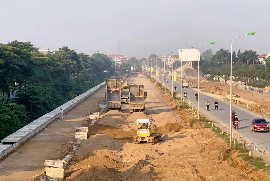 Bộ Xây dựng đề nghị xử lý dứt điểm vướng mắc dự án nâng cấp QL6 - Ảnh 1.