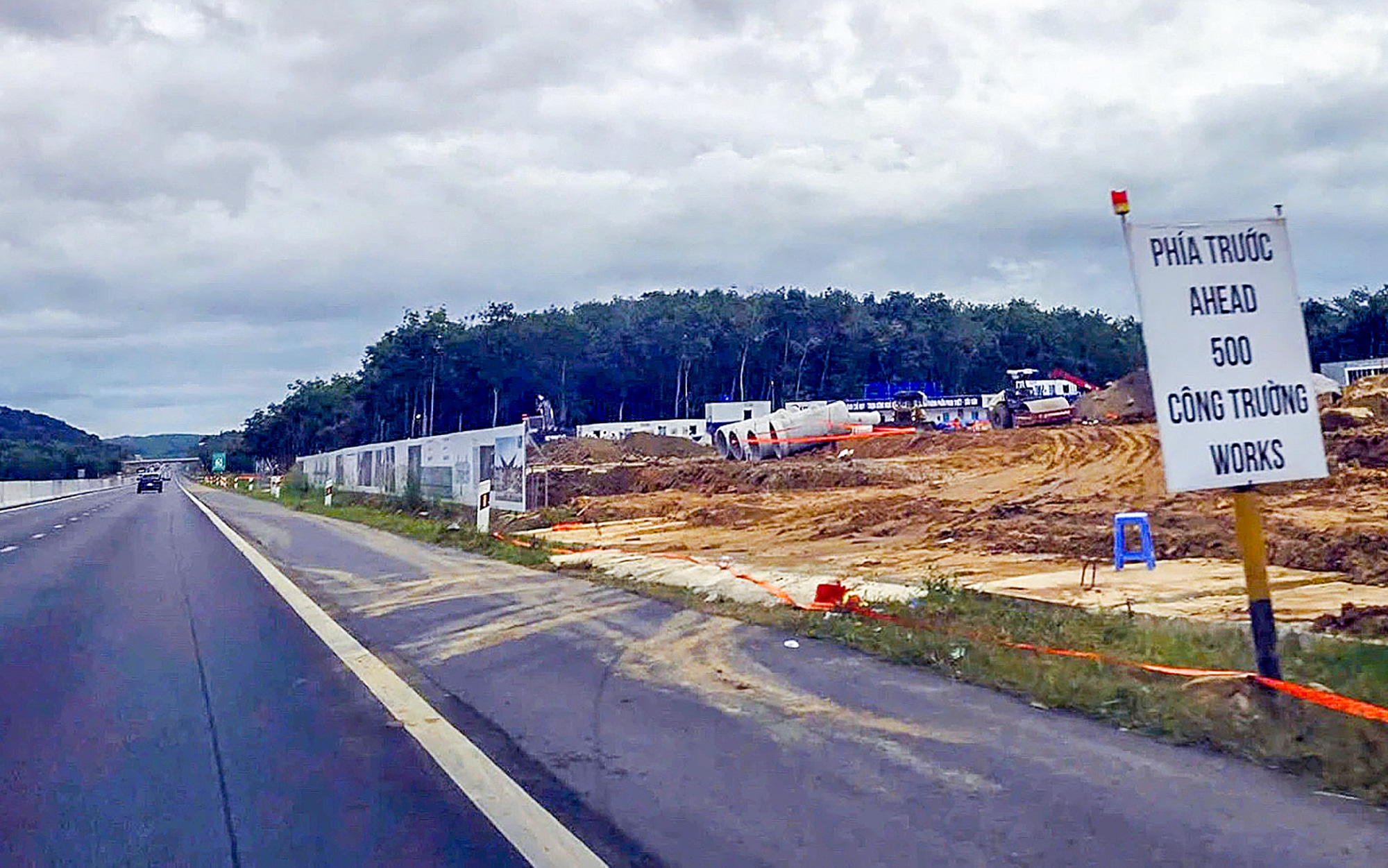 Đề nghị hoàn thành dứt điểm mặt bằng trạm dừng nghỉ cao tốc Phan Thiết - Dầu Giây - Ảnh 1.