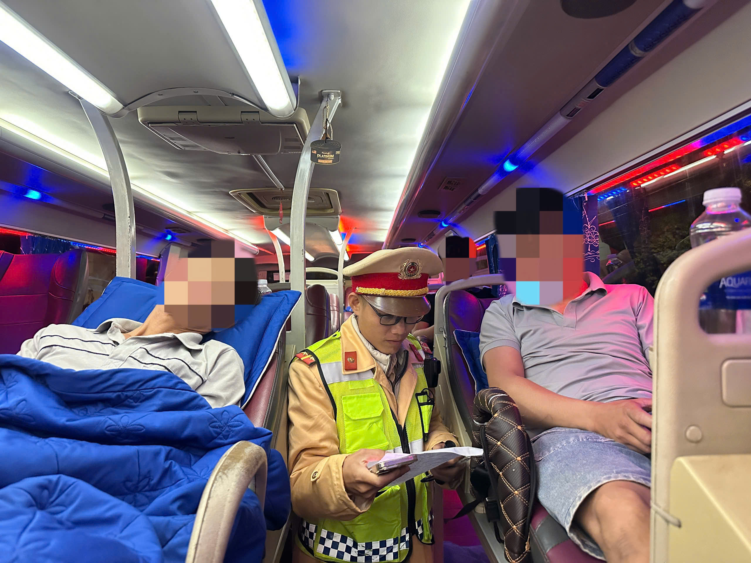 Siết chặt quản lý tài xế xe khách nhằm đảm bảo an toàn giao thông- Ảnh 1. Siết chặt quản lý tài xế xe khách nhằm đảm bảo an toàn giao thông- Ảnh 1.