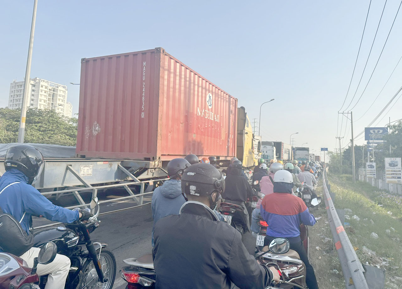 TP.HCM tìm giải pháp giảm ùn tắc khu vực cảng Cát Lái và cầu Phú Mỹ - Ảnh 1.