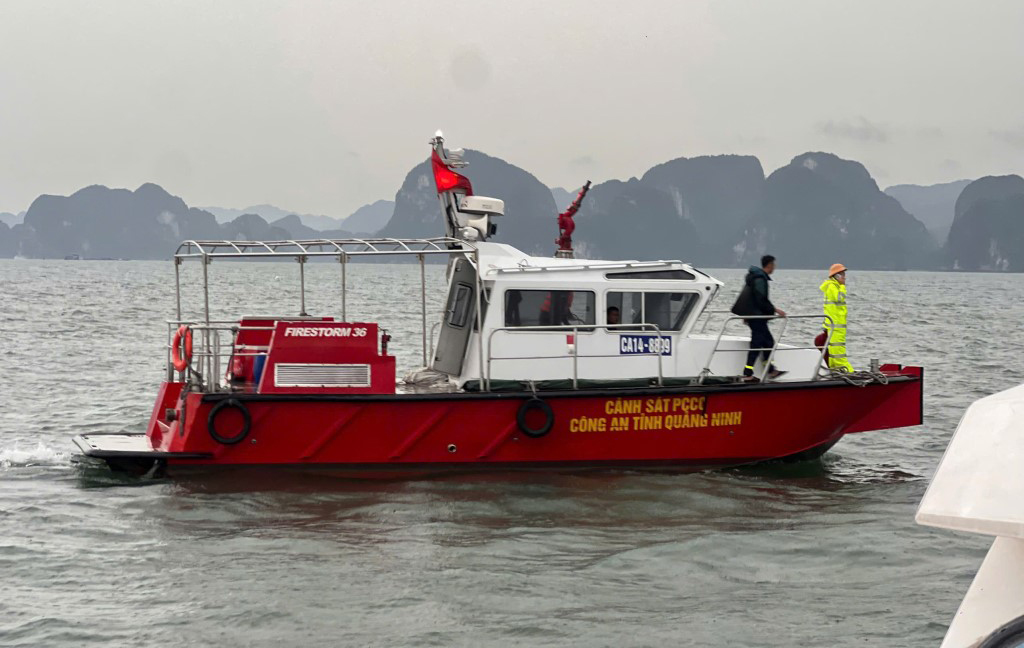 Lật tàu du lịch trên Vịnh Hạ Long, nhiều người mất tích - Ảnh 2.