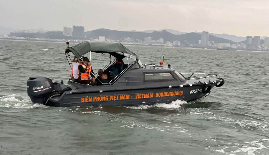 Lật tàu du lịch trên Vịnh Hạ Long, nhiều người mất tích - Ảnh 3.