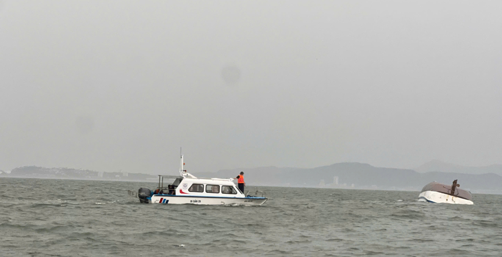 Lật tàu du lịch trên Vịnh Hạ Long, nhiều người mất tích - Ảnh 1.