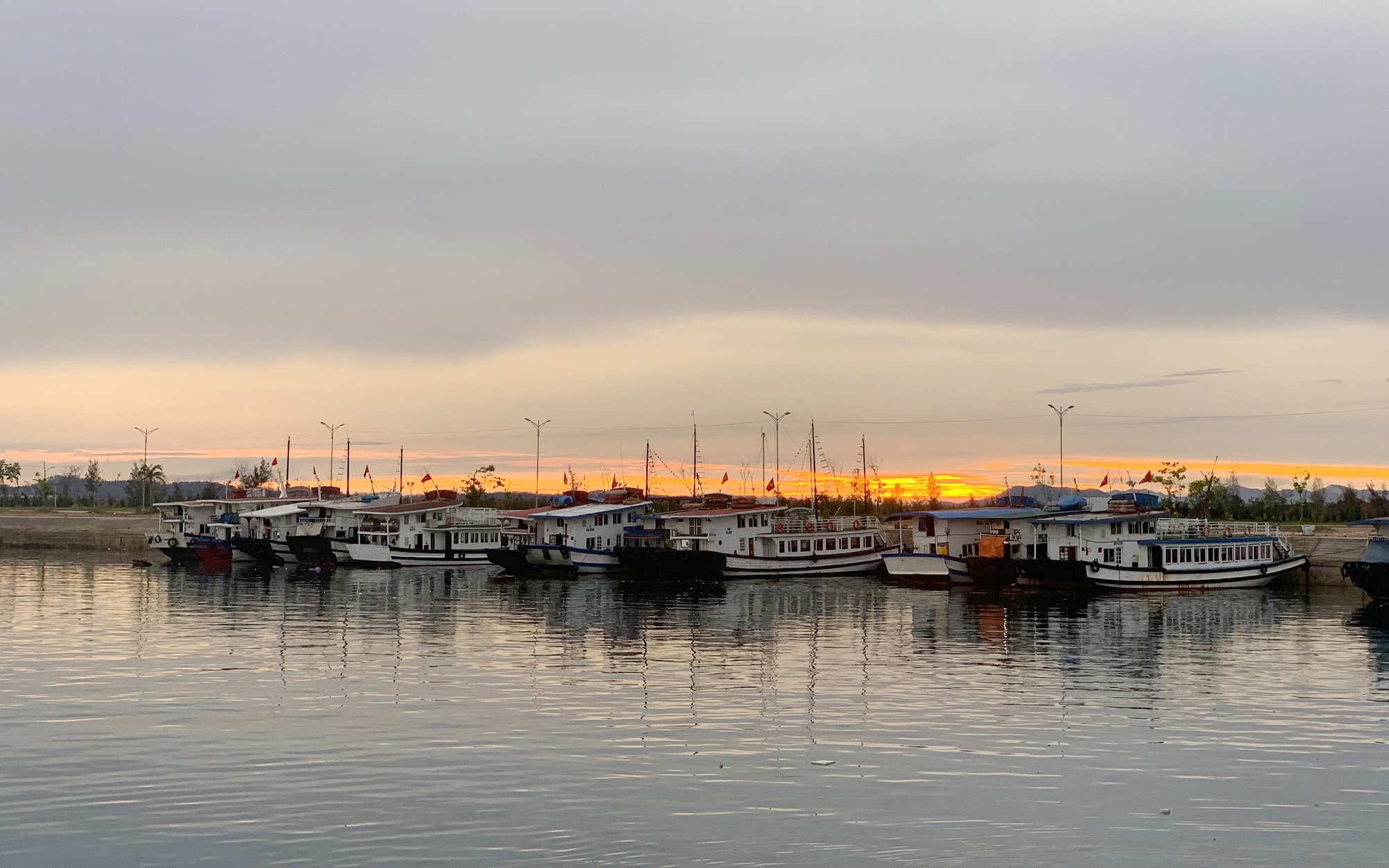 Quảng Ninh: Tạm dừng cấp phép rời cảng đối với tàu khách - Ảnh 1. Quảng Ninh: Tạm dừng cấp phép rời cảng đối với tàu khách - Ảnh 1.