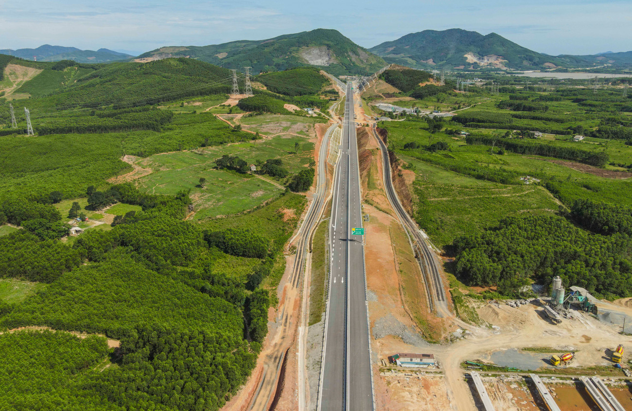 Dồn lực thi công sớm đưa vào khai thác hai cao tốc Vũng Áng - Bùng và Vạn Ninh - Cam Lộ - Ảnh 1.