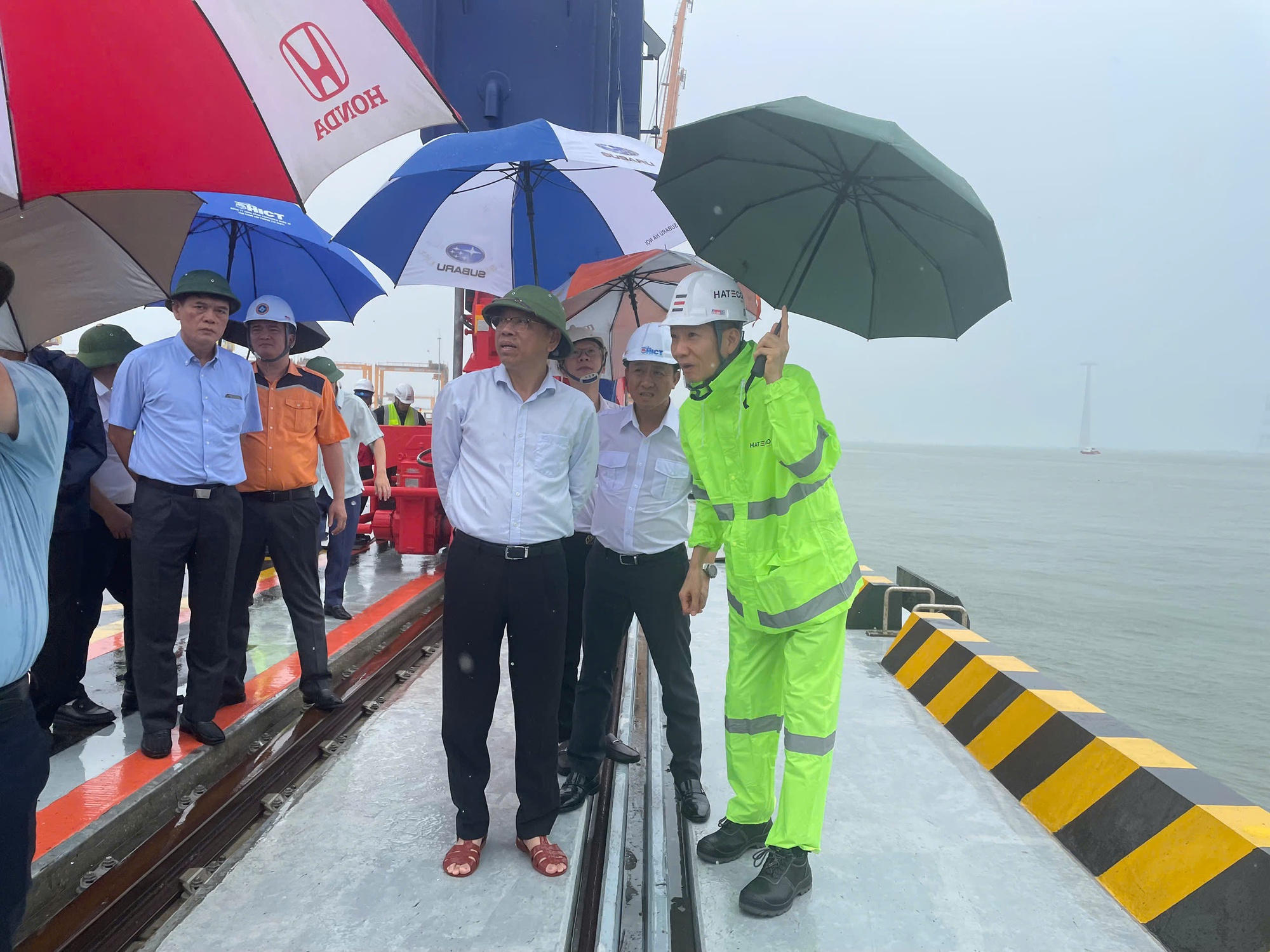 Lãnh đạo Bộ Xây dựng kiểm tra công tác phòng chống bão Wipha tại cảng biển Hải Phòng, Quảng Ninh - Ảnh 1.