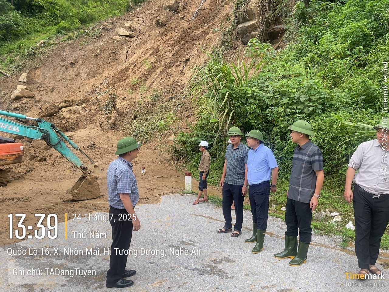 Thanh Hóa, Nghệ An còn nhiều điểm ùn tắc giao thông do sạt lở - Ảnh 1.