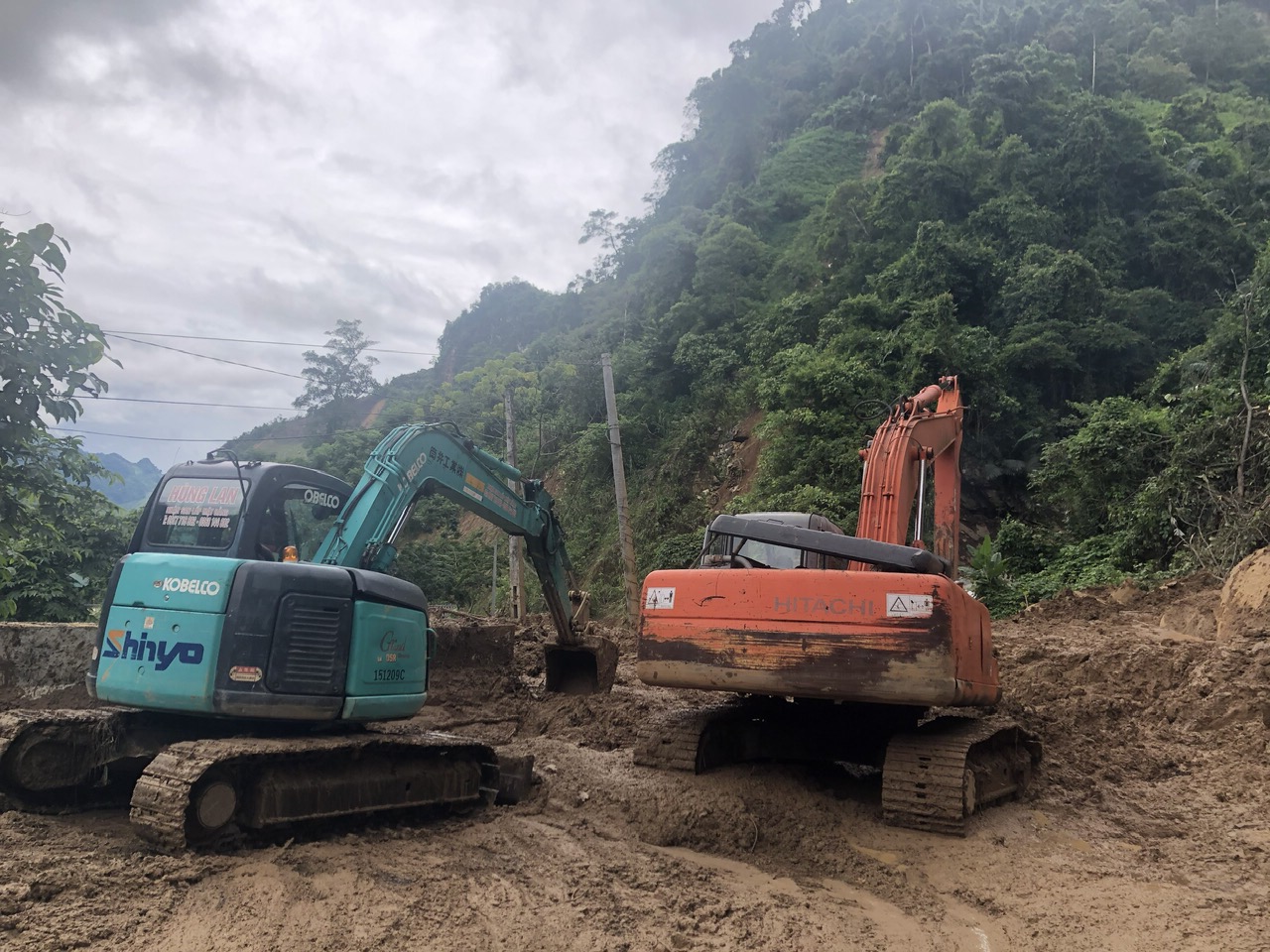 Thanh Hóa, Nghệ An còn nhiều điểm ùn tắc giao thông do sạt lở - Ảnh 2.