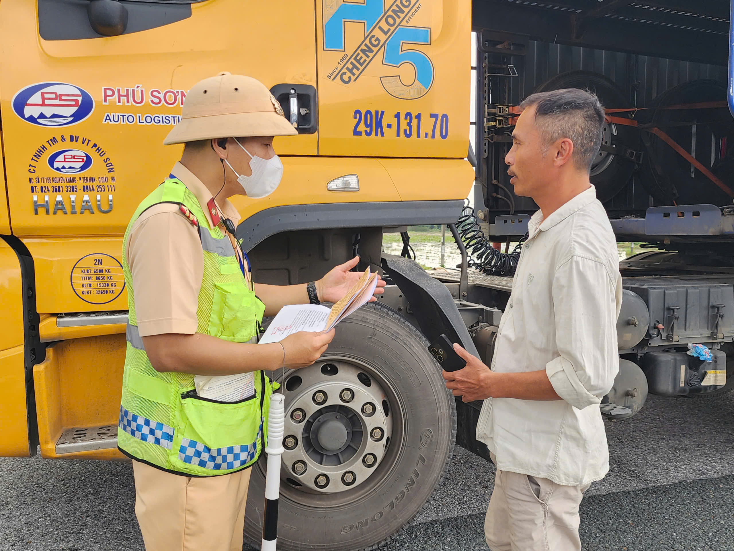 CSGT đồng loạt ra quân tổng kiểm soát, xử lý phương tiện kinh doanh vận tải trên đường bộ, đường thủy - Ảnh 1.