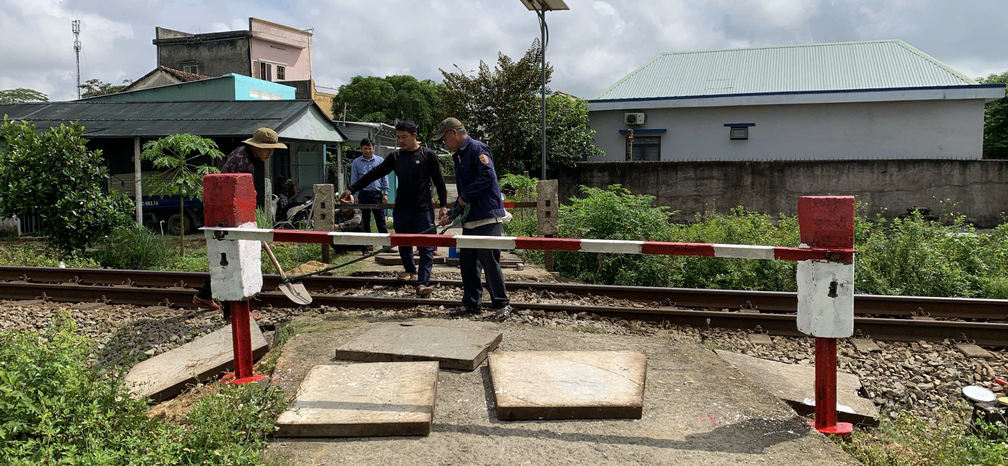 Cục Đường sắt Việt Nam đề nghị 23 tỉnh thành phố tiếp tục tăng cường xóa lối đi tự mở - Ảnh 1.