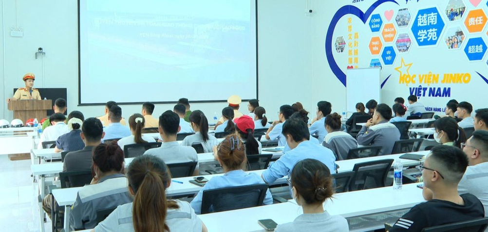  Quảng Ninh: Tuyên truyền Luật Trật tự, an toàn giao thông đường bộ tại các Khu công nghiệp  - Ảnh 1.