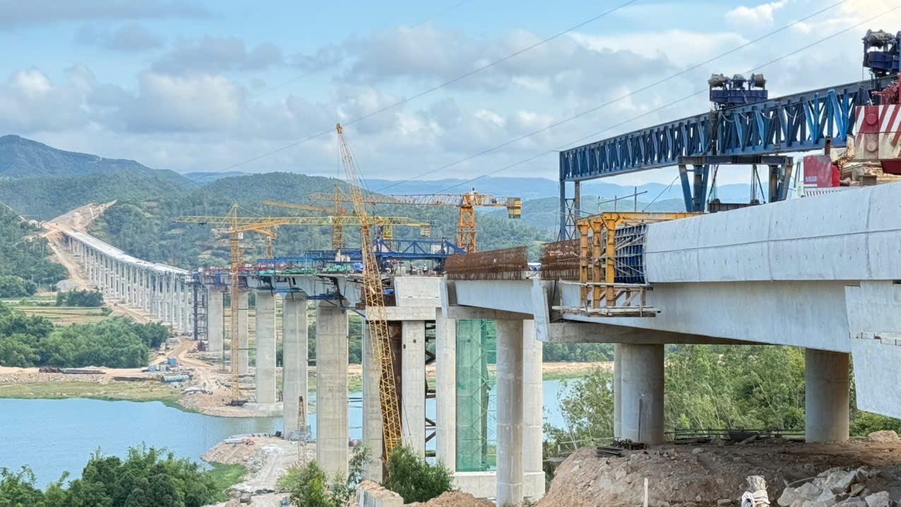 Bộ Xây dựng yêu cầu siết chặt an toàn lao động ở các công trình giao thông - Ảnh 1.