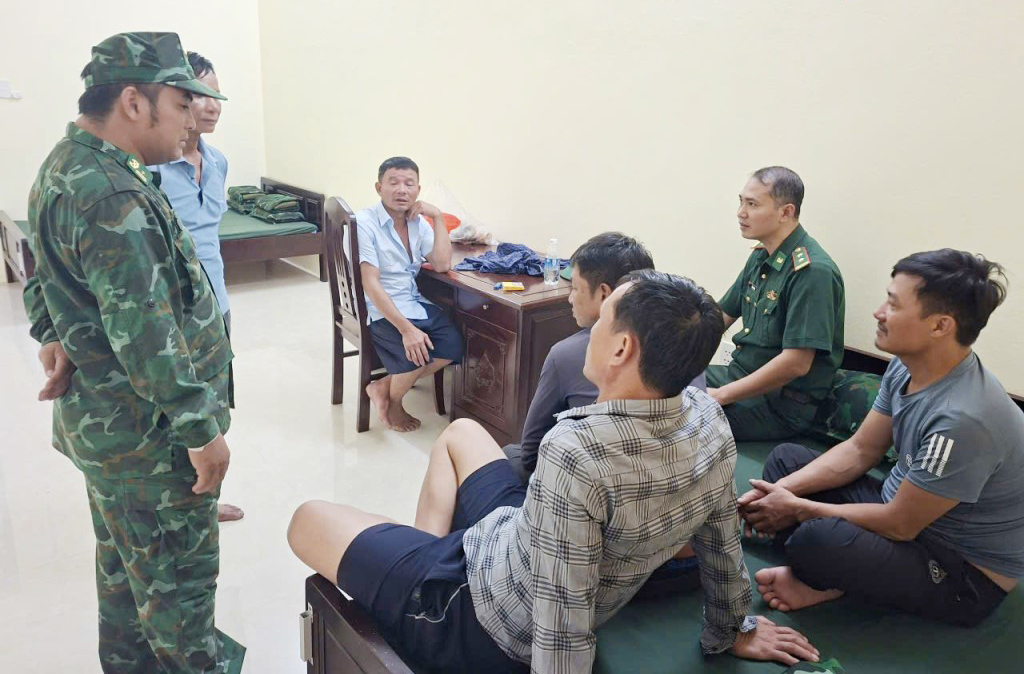 Quảng Ninh: Kịp thời hỗ trợ 10 ngư dân gặp nạn trên vùng biển Cô Tô - Ảnh 1.