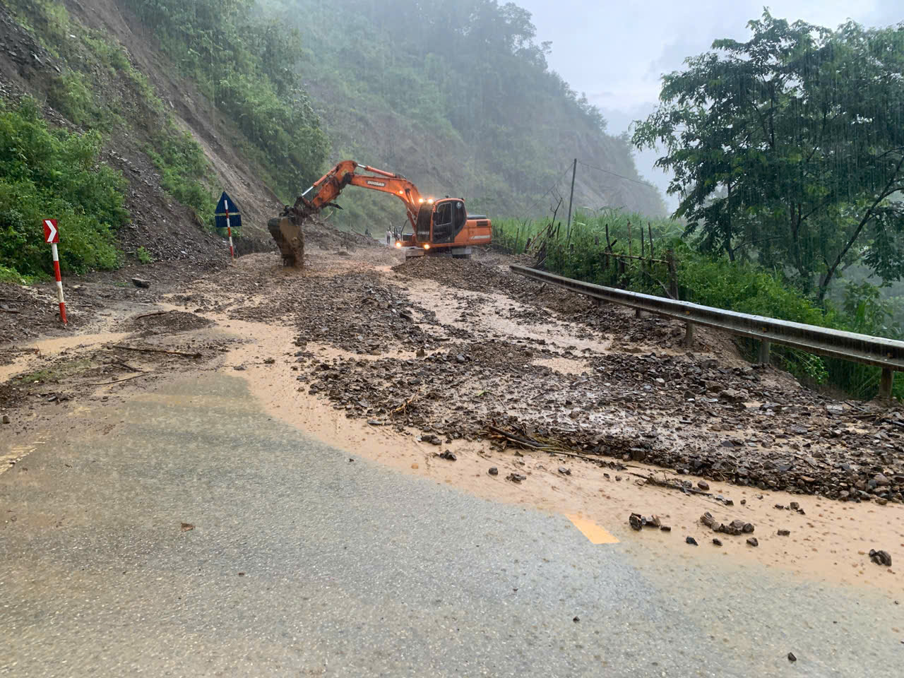 Điện Biên: Nhiều tuyến đường quốc lộ, tỉnh lộ bị thiệt hại do mưa lớn kéo dài nhiều ngày - Ảnh 2.