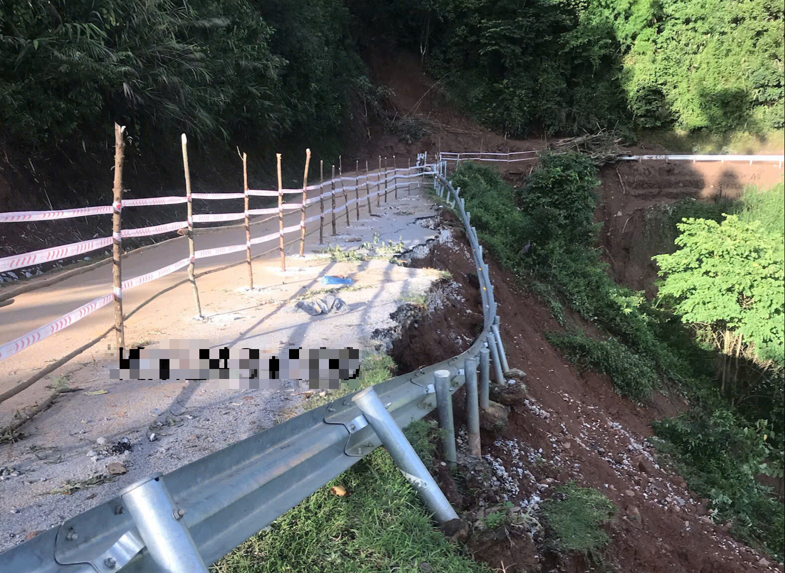 Điện Biên: Nhiều tuyến đường quốc lộ, tỉnh lộ bị thiệt hại do mưa lớn kéo dài nhiều ngày - Ảnh 1.