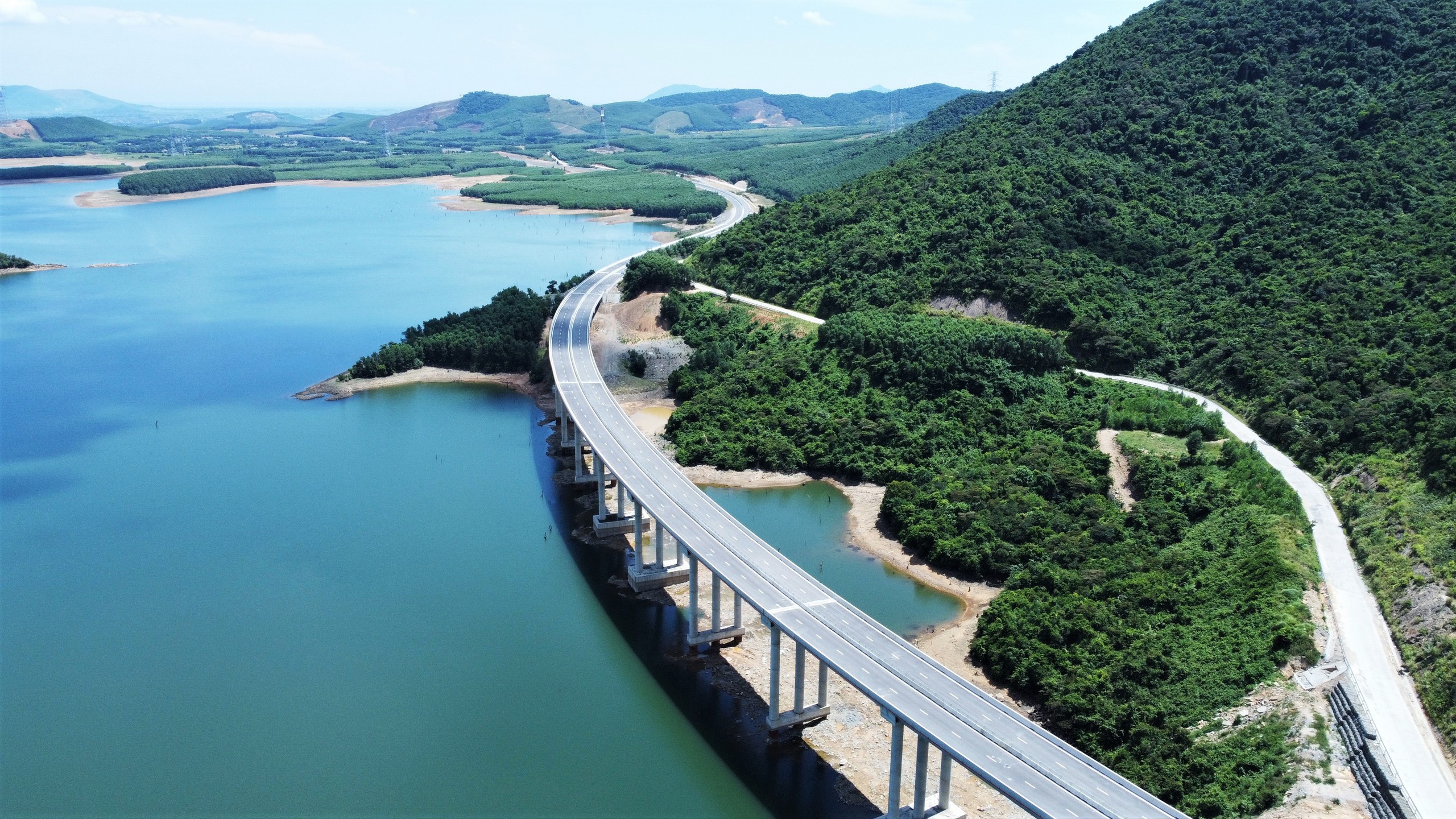 Từ ngày 28/8, phương tiện di chuyển trên cao tốc Vũng Áng - Bùng thế nào? - Ảnh 1.