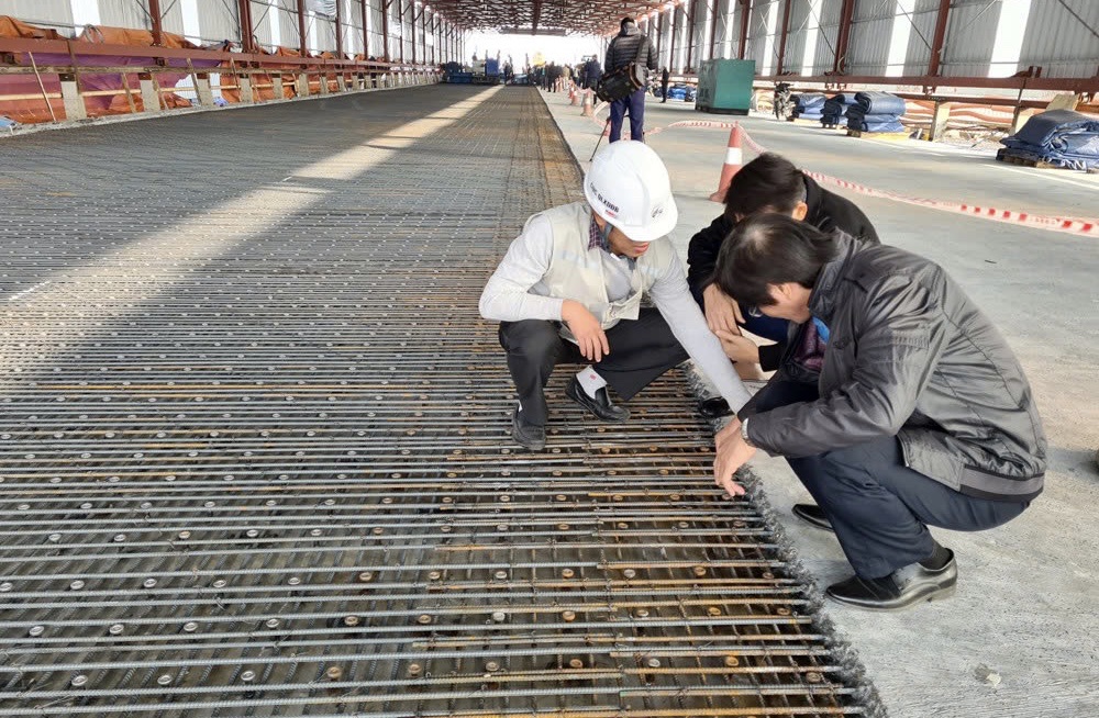 Giải pháp kết cấu liên hợp sàn thép trực hướng với bê tông siêu tính năng UHPC góp phần hồi phục mặt cầu Thăng Long - Ảnh 1.