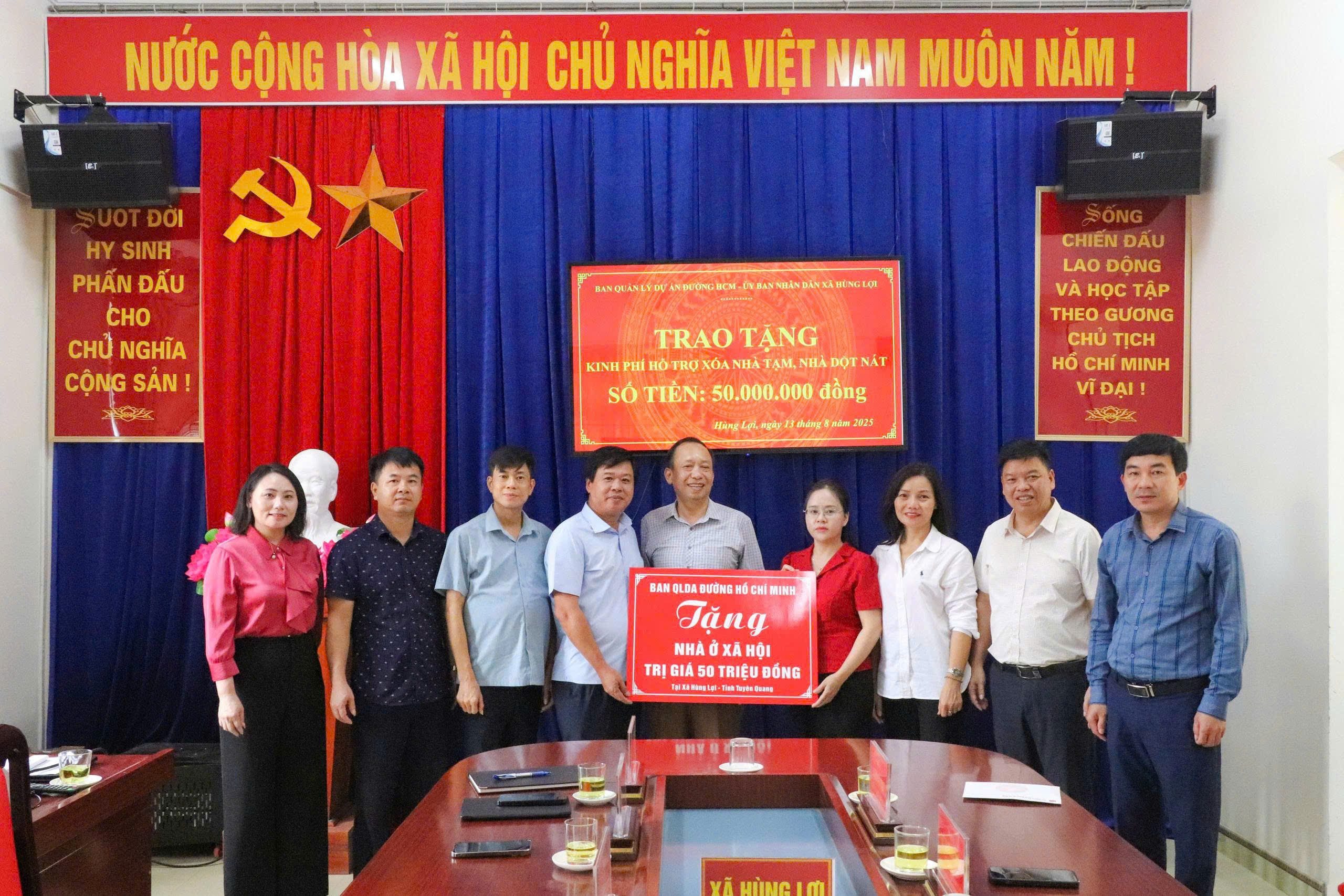 Ban QLDA Đường Hồ Chí Minh chung tay xóa nhà tạm, nhà dột nát - Ảnh 1.