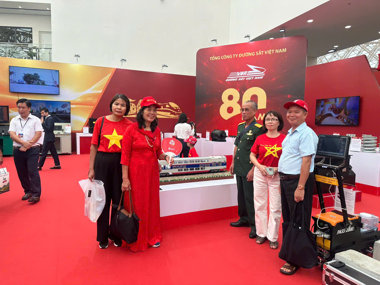 Ngành đường sắt Việt Nam tham gia triển lãm 80 năm hành trình đổi mới - Ảnh 2.