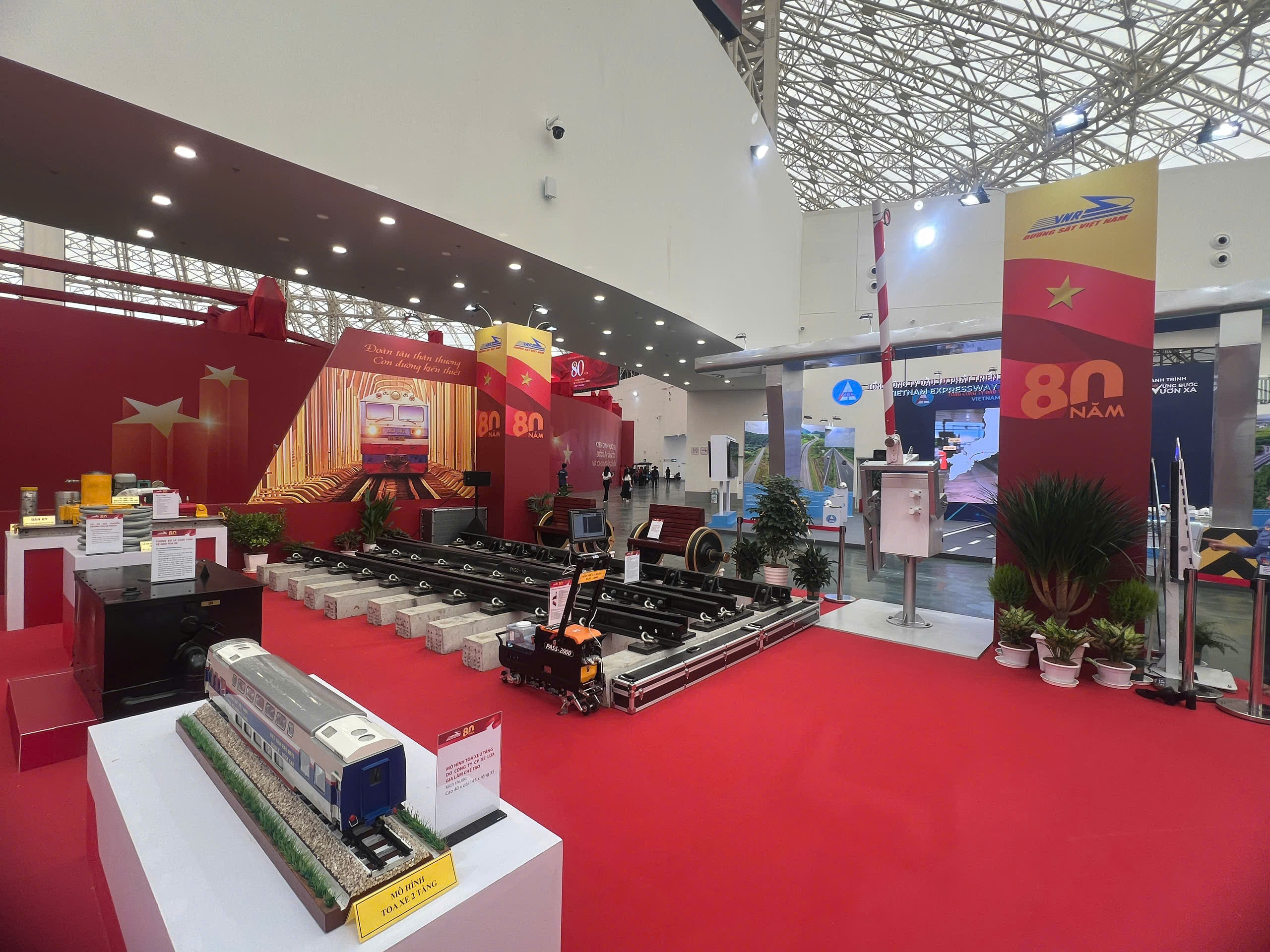 Ngành đường sắt Việt Nam tham gia triển lãm 80 năm hành trình đổi mới - Ảnh 3.