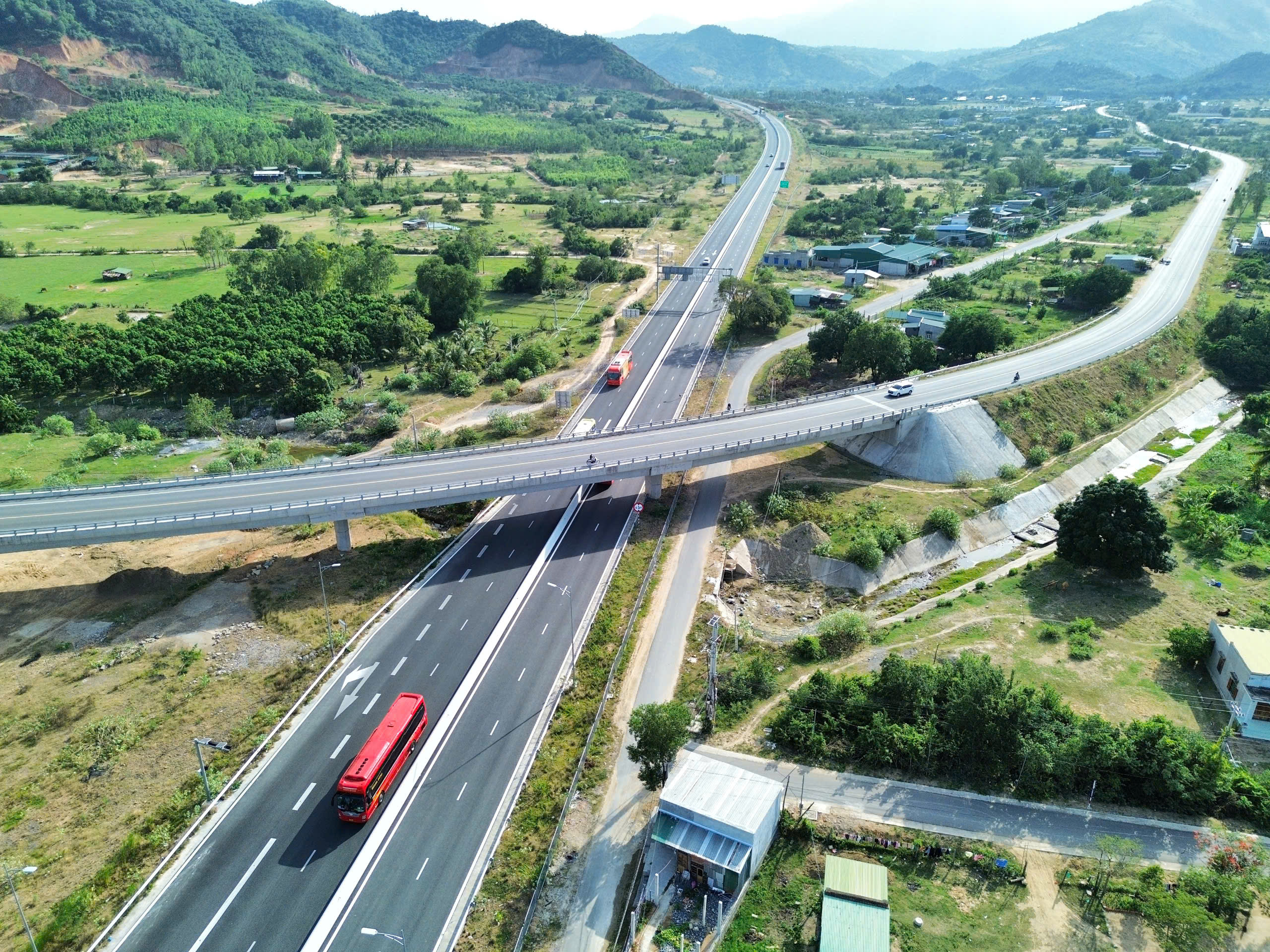 Bộ Xây dựng trả lời 10 doanh nghiệp đề xuất mở rộng cao tốc Bắc - Nam - Ảnh 1.