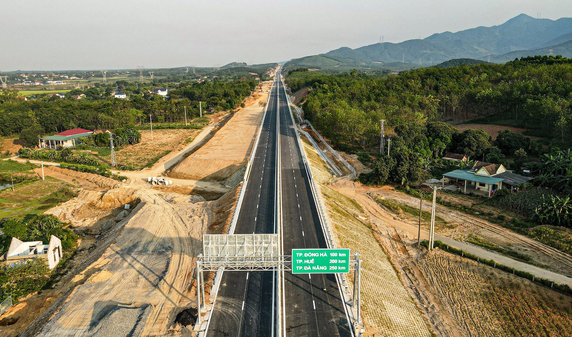 Khẩn trương hoàn thiện các hạng mục còn lại thuộc cao tốc Bùng - Vạn Ninh - Ảnh 1.