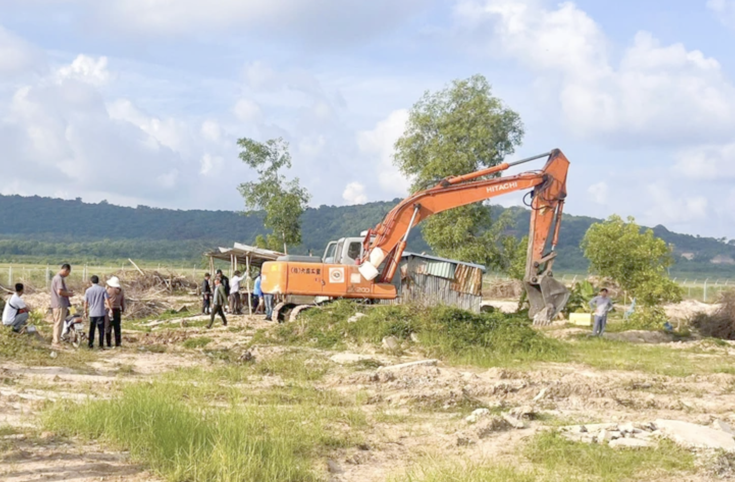 Dựng hàng rào dài gần 6 km ngăn việc bao chiếm đất sân bay Phú Quốc - Ảnh 1.