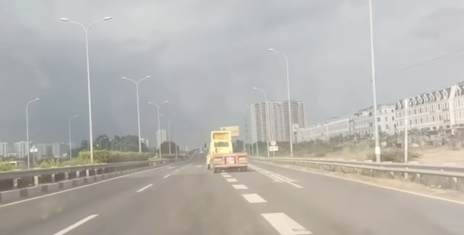 Xử phạt tài xế xe đầu kéo lạng lách trên cao tốc TP.HCM - Long Thành - Dầu Giây- Ảnh 1.