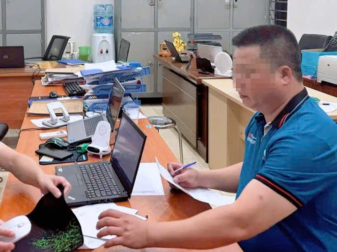 Cảnh sát làm việc với người đàn ông rút chìa khóa xe khách trên đường Vành đai 3 Hà Nội- Ảnh 1.