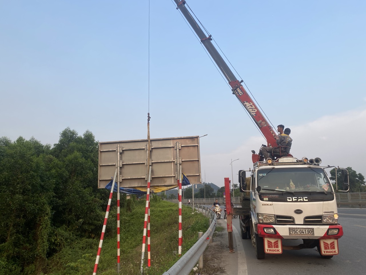 Tăng cường bảo đảm ATGT khi thi công mở rộng tuyến cao tốc La Sơn – Hòa Liên - Ảnh 1.