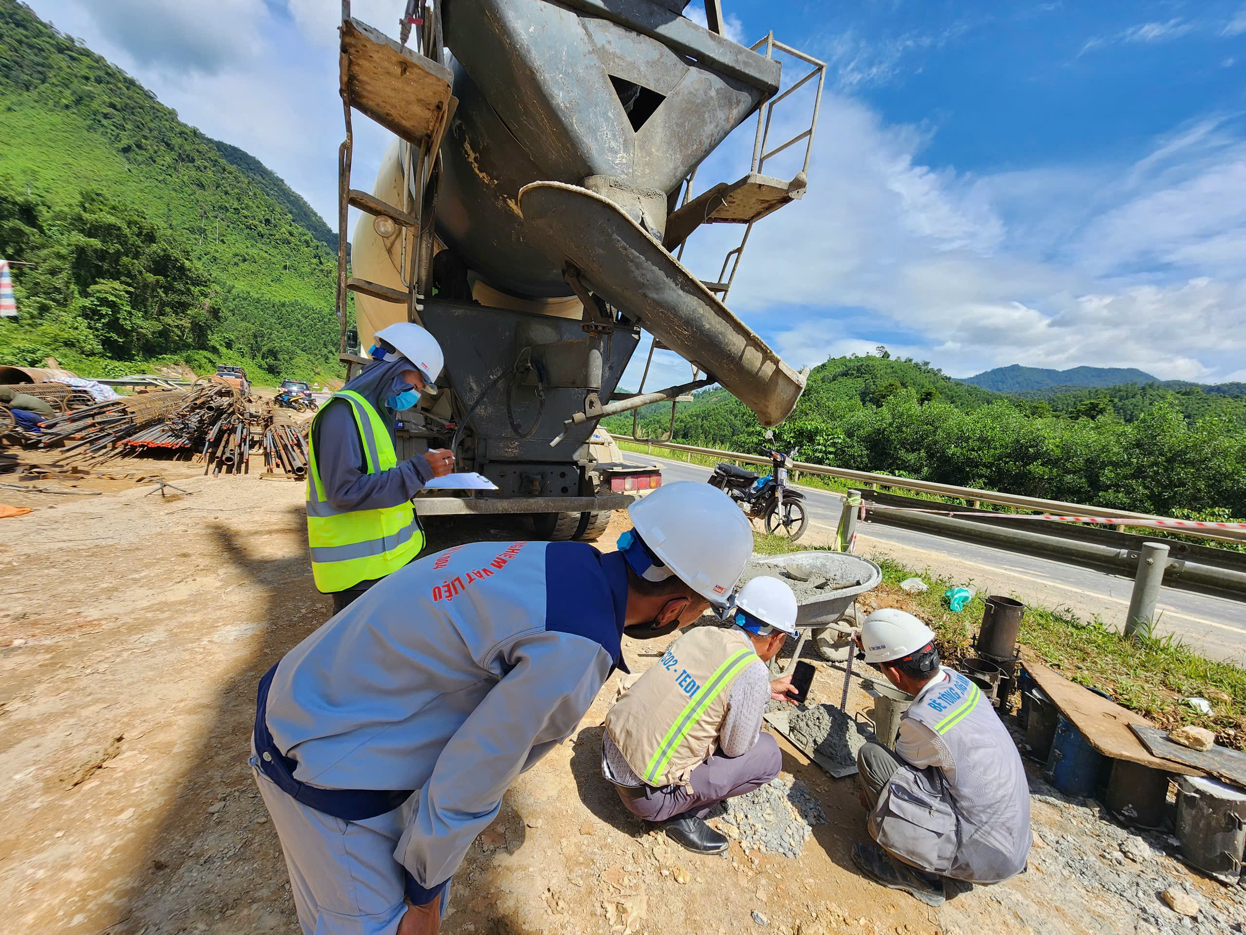 Tăng cường bảo đảm ATGT khi thi công mở rộng tuyến cao tốc La Sơn – Hòa Liên - Ảnh 2.