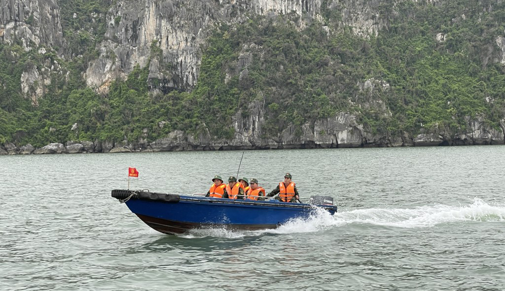 Quảng Ninh triển khai tàu quân y tuần tra 24/24h trên vịnh Hạ Long đảm bảo an toàn du khách - Ảnh 1.