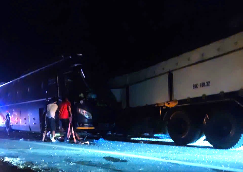 TNGT giữa 3 ô tô trên tuyến La Sơn-Hoà Liên khiến nhiều người mắc kẹt trên xe khách - Ảnh 1.