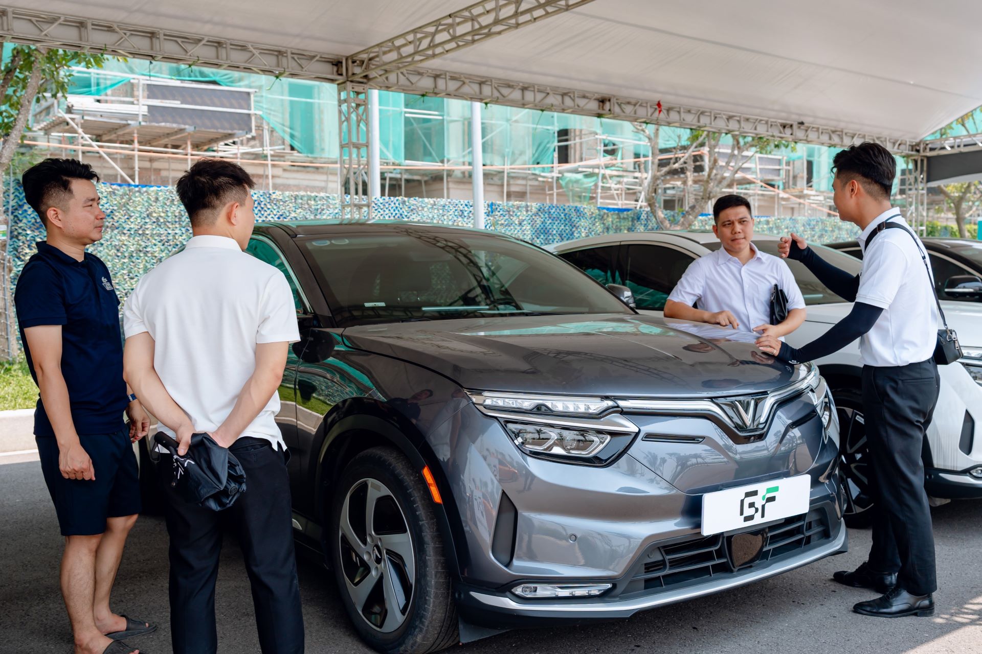 VinFast VF 8 “lướt” từ GF thuyết phục khách hàng nhờ giá bán tốt, quy trình chuyên nghiệp - Ảnh 1.