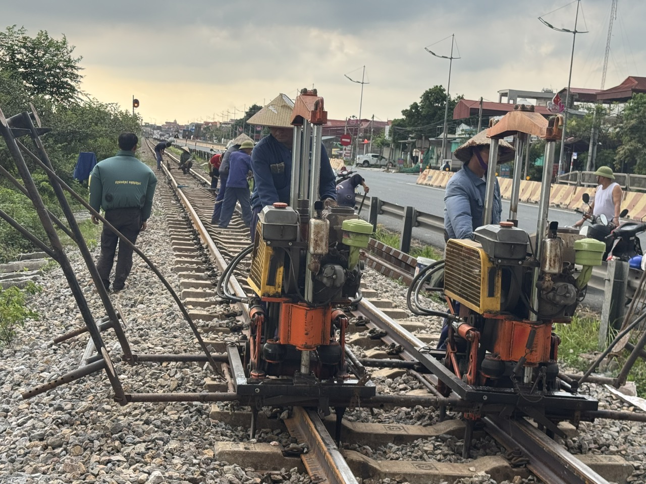 Công ty CP Đường sắt Hà Ninh: Song hành thi đua sản xuất và nâng chất lượng đời sống người lao động - Ảnh 2.