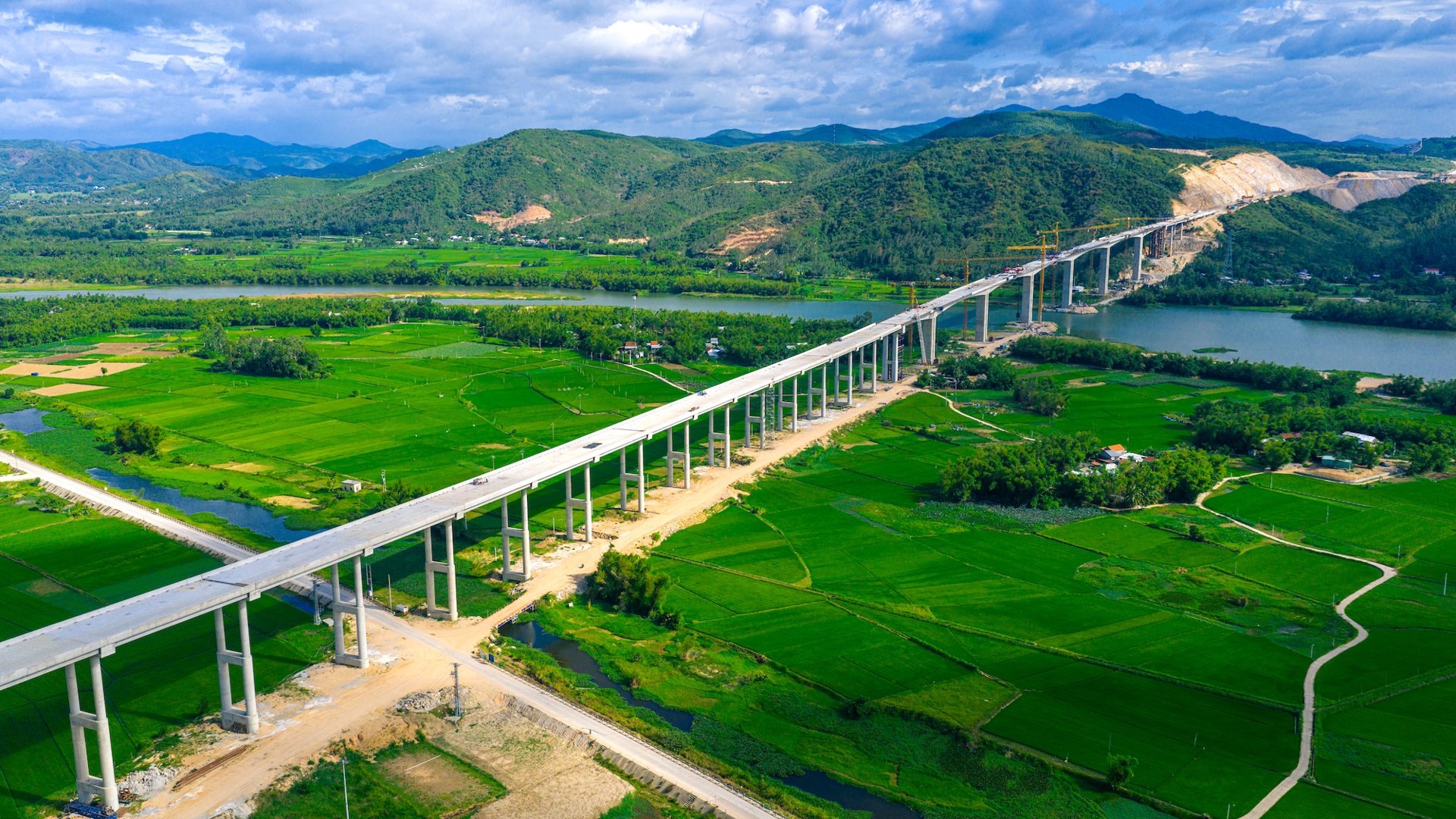 Cảnh báo nhà thầu chậm tiến độ cao tốc Quy Nhơn - Chí Thạnh - Ảnh 1.