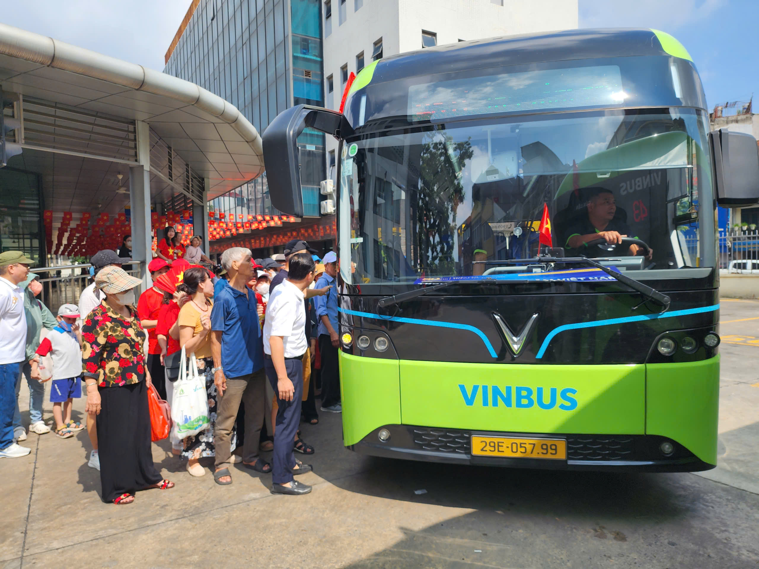 Bộ Xây dựng đồng loạt triển khai nhiệm vụ bảo đảm ATGT trong những tháng cuối năm - Ảnh 1.