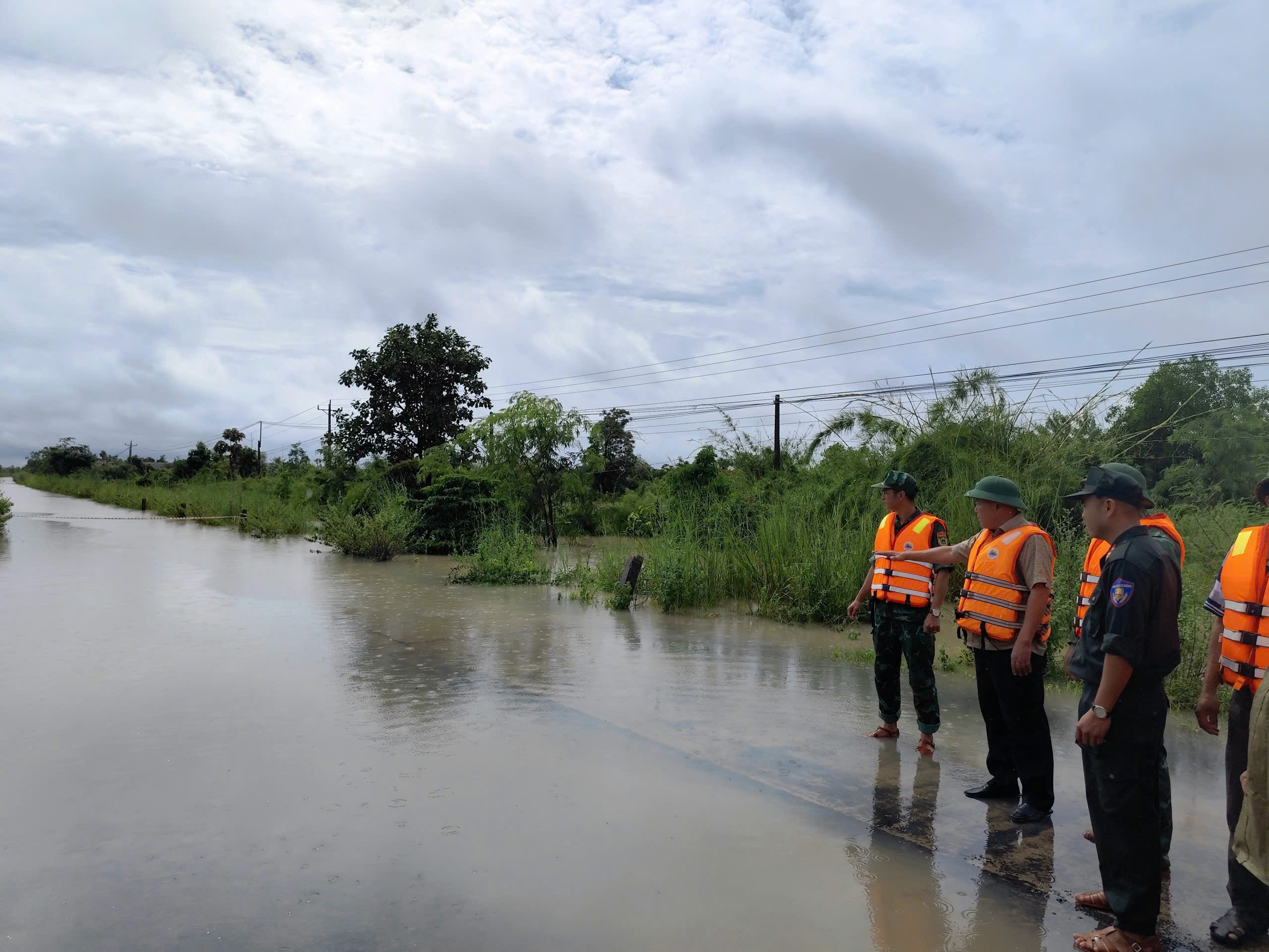 Đắk Lắk: Mưa lớn gây chia cắt giao thông, ngập úng tại nhiều nơi- Ảnh 3.