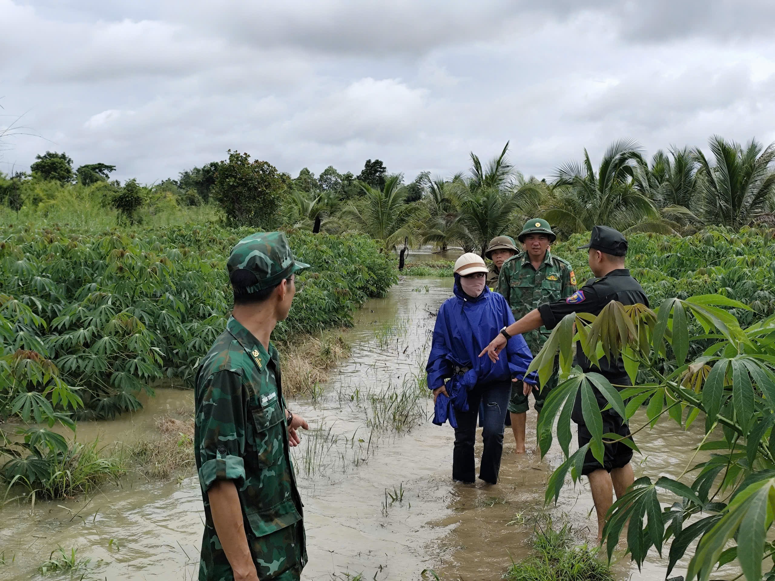 Đắk Lắk: Mưa lớn gây chia cắt giao thông, ngập úng tại nhiều nơi- Ảnh 4.