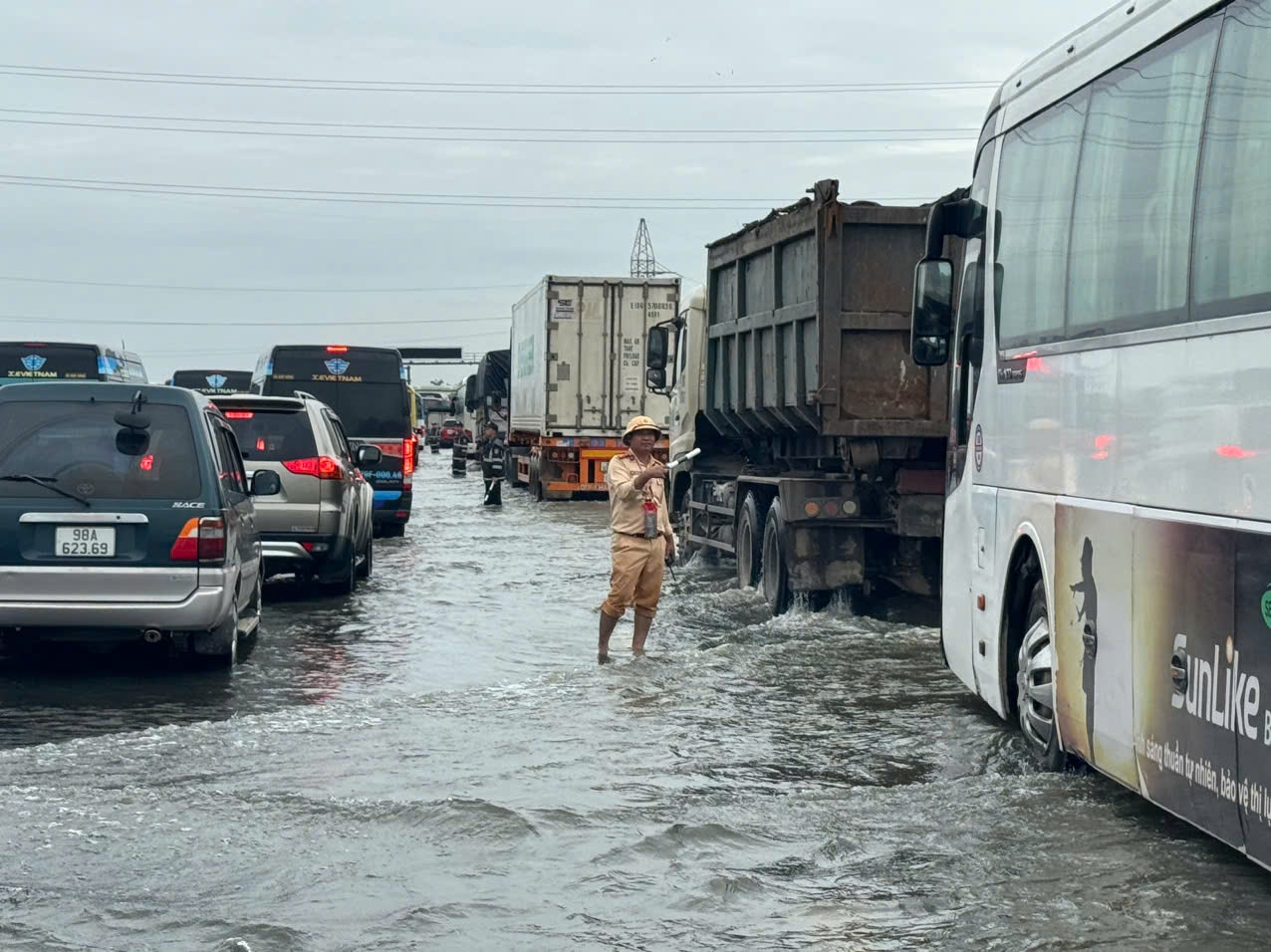 Chủ động ứng phó với áp thấp nhiệt đới đang mạnh lên thành bão trên biển Đông - Ảnh 2.