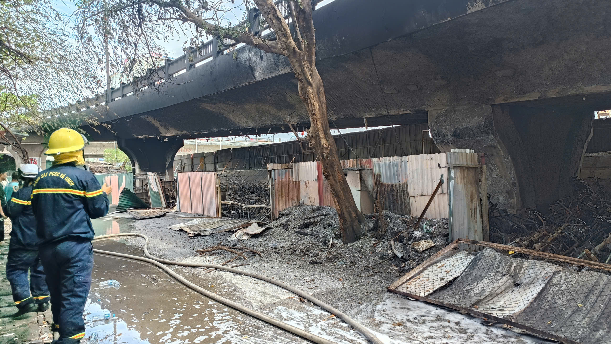 Công an Hà Nội làm rõ trách nhiệm cá nhận, tổ chức liên quan vụ cháy gần cầu Vĩnh Tuy - Ảnh 1.