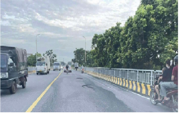 Khẩn trương khắc phục hư hỏng mặt cầu Hồ trên QL38 - Ảnh 1.